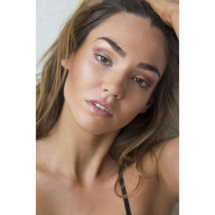 Model wearing Dea Dia nude lipstick